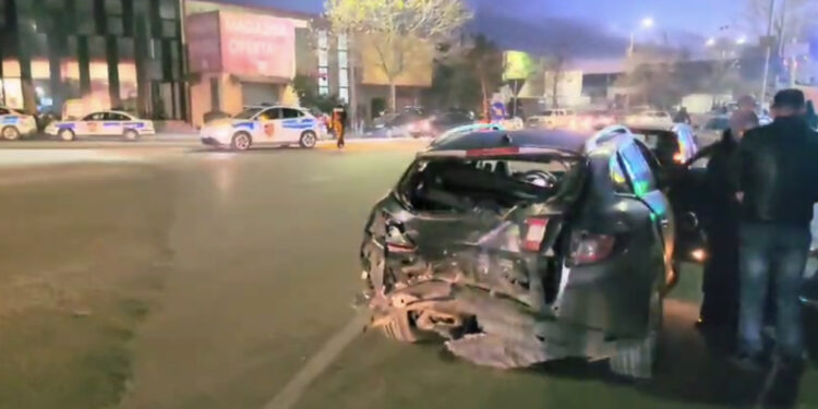 VIDEO/ Tapë në timon, shoferi merr para 4 makina në Shkozet dhe përfundon brenda rrethrrotullimit