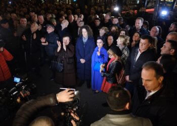 Berisha nga ballkoni: Faji i Sali Berishës është se ndërhyri për të shpëtuar opozitën e Shqipërisë kur ajo u kap peng nga Edi Rama