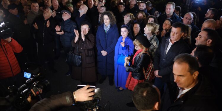 Berisha nga ballkoni: Faji i Sali Berishës është se ndërhyri për të shpëtuar opozitën e Shqipërisë kur ajo u kap peng nga Edi Rama