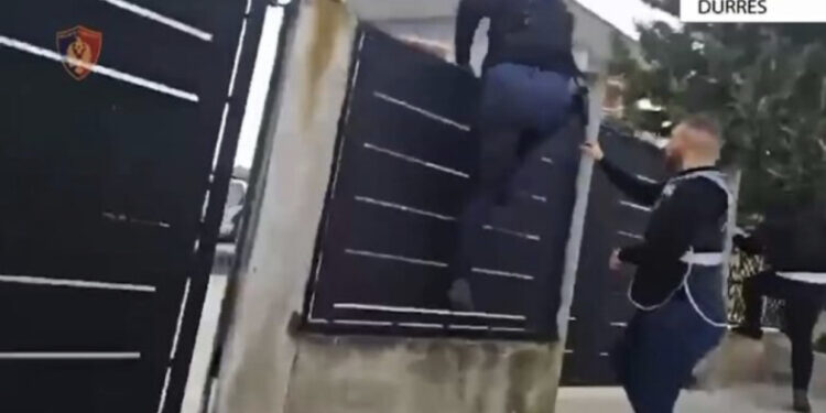 EMRAT/ Kapet kokainë breda një vile në Shijak, arrestohen dy vëllezër