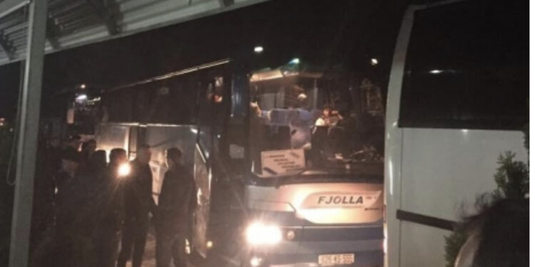 Një autobus nga Kosova që po udhëtonte drejt Beogradit, është sulmuar mbrëmë në Serbi.