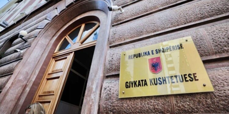 Marrëveshja e emigrantëve/ Gjykata Kushtetuese shtyn vendimin, kërkon shqyrtimin e traktatit të miqësisë Shqipëri-Itali