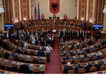 Opozita bllokon foltoren, Nikolla anulon fjalën e presidentit në Kuvend