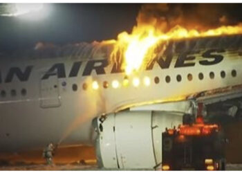 VIDEO/ Momenti kur avioni përfshihet nga flakët në Japoni, evakuohen 400 pasagjerë