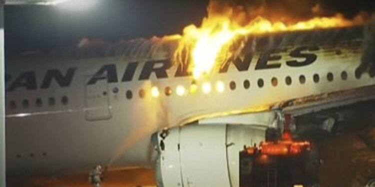 VIDEO/ Momenti kur avioni përfshihet nga flakët në Japoni, evakuohen 400 pasagjerë