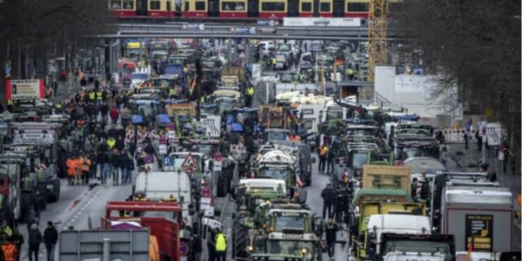 Fermerët në Itali i bashkohen protestave evropiane kundër politikave të BE duke bllokuar qytetet