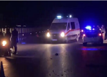 Aksident në aksin rrugor Elbasan – Librazhd: Makina përplaset me motomjetin, 3 të lënduar në spital