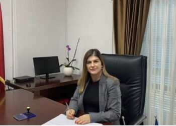 Shkarkohet drejtoresha e Kadastrës! Denoncimi: Familja e saj e bëri detin tokë