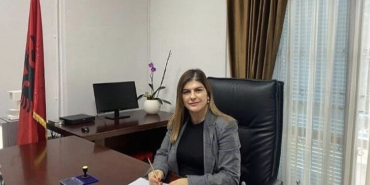 Shkarkohet drejtoresha e Kadastrës! Denoncimi: Familja e saj e bëri detin tokë