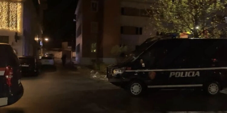 “Kërcet” arma tek Poliklinika në Vlorë, vritet një person