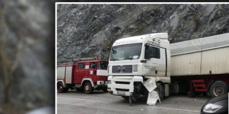 Aksident në Librazhd/ Kamioni përplaset me veturën, plagosen tre persona