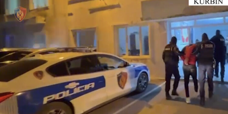 Armë zjarri, dylbi për snajper, bizhuteri dhe targa franceze! Arrestohet 25-vjeçari në Kurbin, në kërkim babai