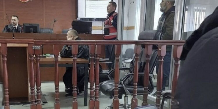 FOTO/ “Bedrija ka pasur lekët”! Brenda kafazit, burri në gjyq, kush e çoi gruan drejt fundit tragjik?