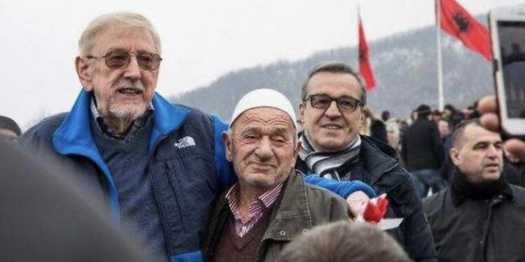 Amaneti i ish-ambasadorit amerikan: Kur të vdes, më varrosni në Kosovë