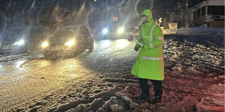 Shqipëria ‘mbërthehet’ nga moti i keq/ Ja si paraqitet situata në akset rrugore