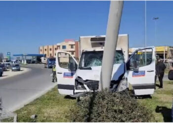 Mjeti del nga rruga, përplaset me shtyllën elektrike në rrethrrotullimin Savër-Fier