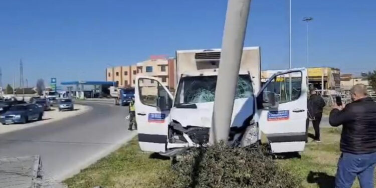 Mjeti del nga rruga, përplaset me shtyllën elektrike në rrethrrotullimin Savër-Fier
