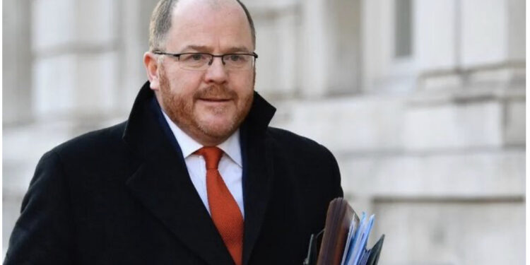 Ministri i Shkencës në qeverinë britanike dorëhiqet, nuk i del rroga për të paguar kredinë e shtëpisë