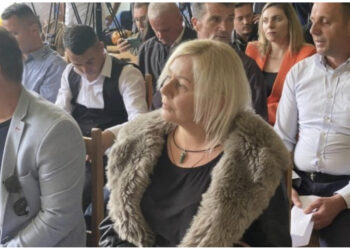 VIDEO SKANDAL/ Nënkryetarja serbe e Leposaviçit konsumon drogë me stafin në punë