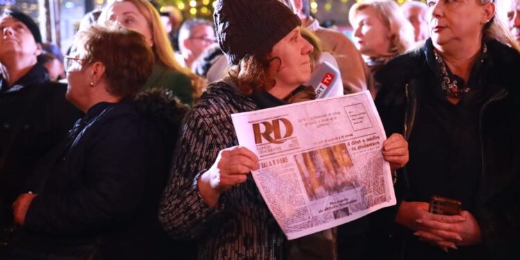 33-VJETORI I ‘RD’, demokratët protestojnë poshtë shtëpisë së Sali Berishës