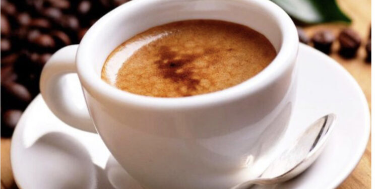 Oraret e përshtatshme kur mund t’a konsumoni kafen dhe benefitet që përfitoni prej saj