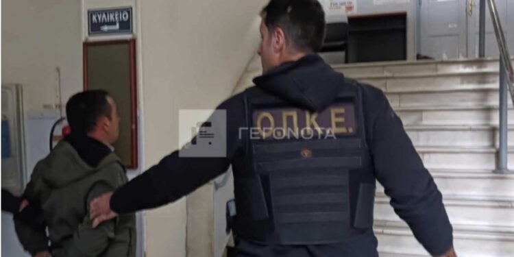 FOTO/ Vrau kunatin se i përdhunoi vajzën, momenti i arrestimit të shqiptarit