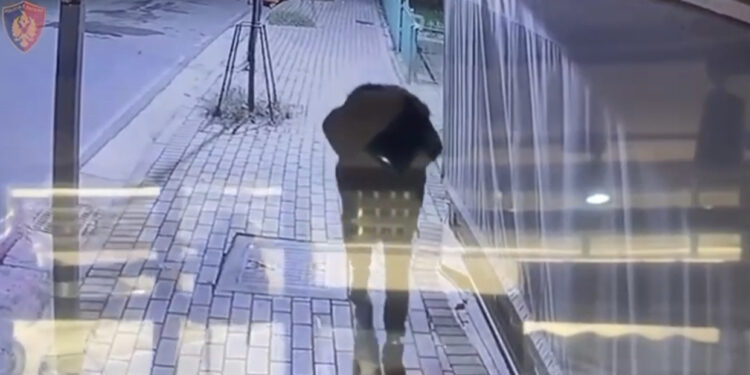 VIDEO-Kamerat kapin hajdutin që vodhi mbi 10 milionë Lekë brenda ditës