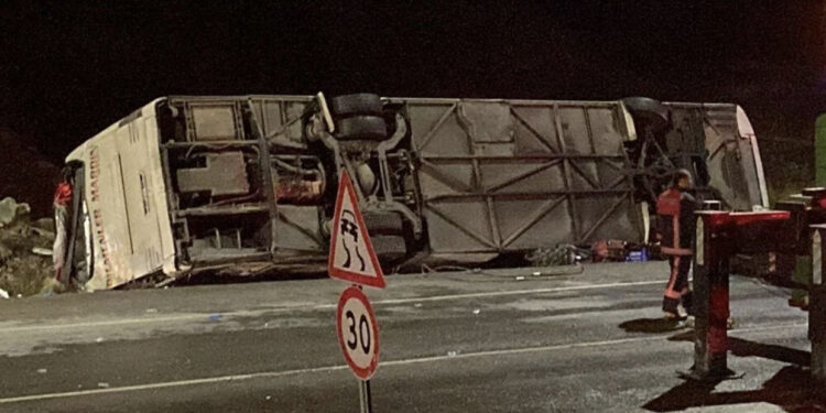 Tragjike/ Autobusi bëhet copë- copë, 9 të vdekur, mbi 30 të plagosur