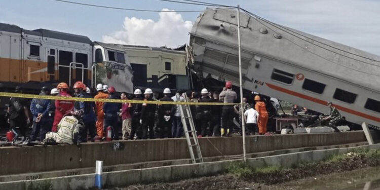 VIDEO/ 3 të vdekur dhe 28 të plagosur nga përplasja e dy trenave në Indonezi