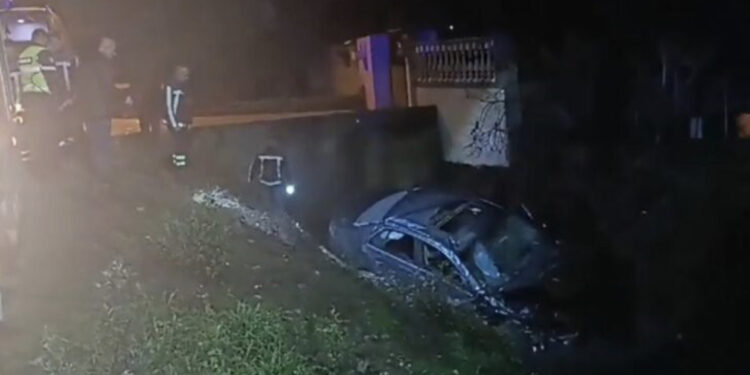 EMRI-Lushnjë/ Makina çan betonin dhe bie në kanal, në gjendje të rëndë shoferi