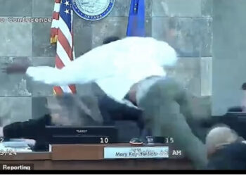 SHBA/ E pazakontë, krimineli sulmon gjyqtaren në mes të seancës, e rreh brutalisht