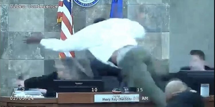 SHBA/ E pazakontë, krimineli sulmon gjyqtaren në mes të seancës, e rreh brutalisht