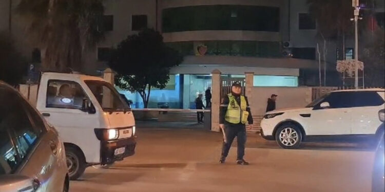 Nënkomisari vrau veten/ Në 2022 u zu me grushta me komshiun për një tendë në plazh