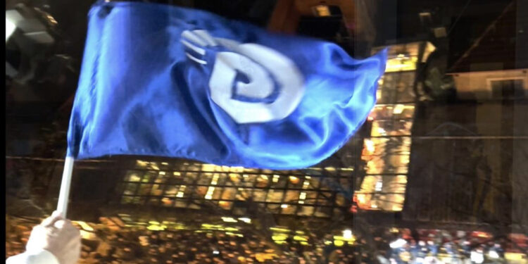 “Berisha, Berisha”/ Ish kryeministri mbledh sërish mbështetësit poshtë shtëpisë