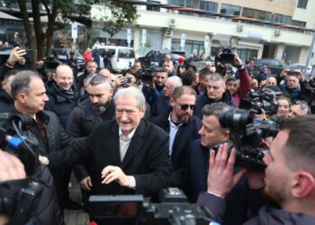 “O Sali, o hero!” /Berisha mbërrin në SPAK, pritet me ovacione nga mbështetësit