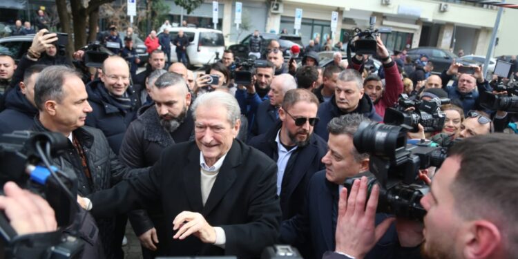 “O Sali, o hero!” /Berisha mbërrin në SPAK, pritet me ovacione nga mbështetësit