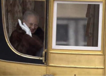 VIDEO/ Mbretëresha e Danimarkës bën shëtitjen e saj të fundit me karrocën prej ari