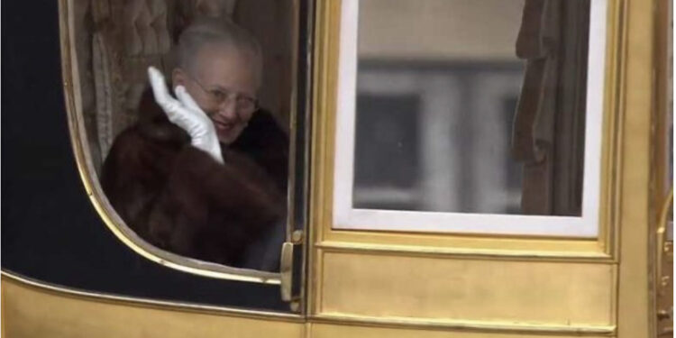 VIDEO/ Mbretëresha e Danimarkës bën shëtitjen e saj të fundit me karrocën prej ari