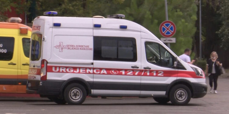 E rëndë/ Freza e tokës shtyp 5-vjeçarin në Vlorë/ Transportohet me urgjencë në Tiranë, familjarët apel për ndihmë