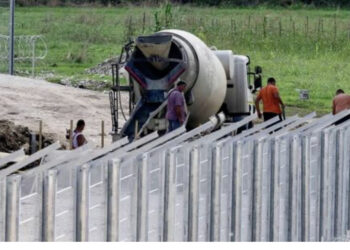 VIDEO/ Pamje shokuese/ Të zhveshur në temperatura të ulëta, policia serbe dëbon emigrantët nga kufiri me Maqedoninë