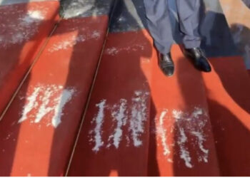 FOTOLAJM/ Flamur Noka e shtron me “kokainë” në hyrje të Kuvendit