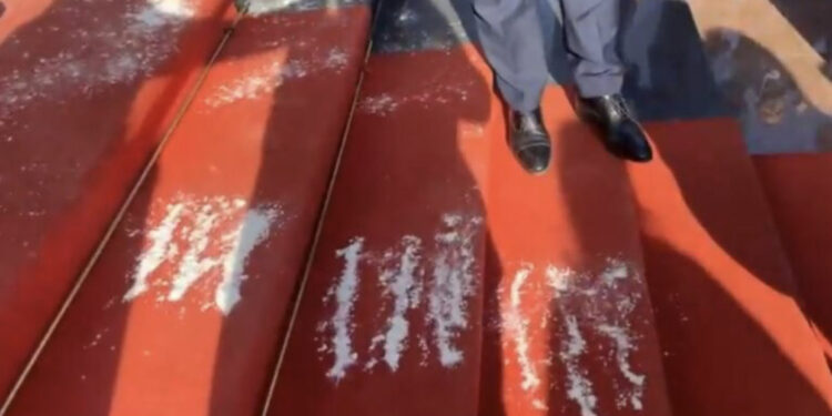 FOTOLAJM/ Flamur Noka e shtron me “kokainë” në hyrje të Kuvendit