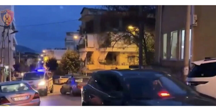 Shfrytëzonin 10-vjeçarin për të fituar para në “TikTok”, në pranga babai dhe gjyshja e të miturit