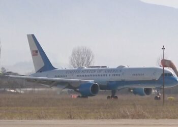 Pas 10 orëve udhëtim, avioni i Blinken zbret në Rinas, pritet nga ministri Igli Hasani, kjo është axhenda e sekretarit amerikan