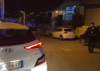 Plagosi fqinjin me armë për pengesat në rrugë, vetëdorëzohet në polici 31-vjeçari
