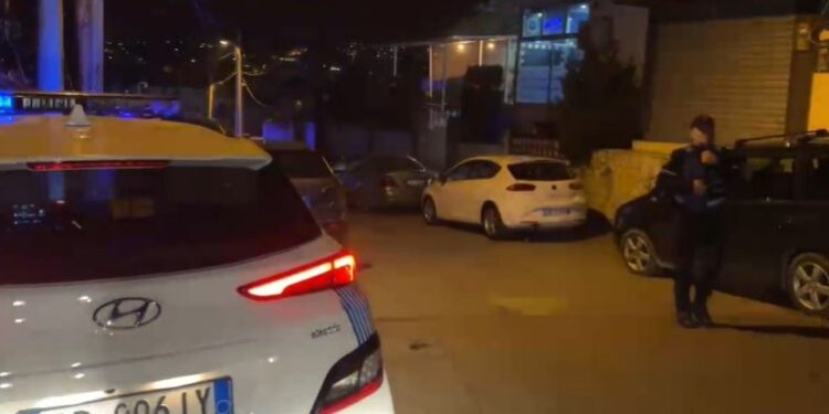 Plagosi fqinjin me armë për pengesat në rrugë, vetëdorëzohet në polici 31-vjeçari