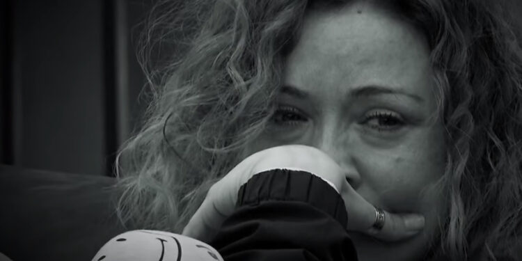 Humbja e babait dhe jetesa e vështirë, Egla rrëfen mes lotësh historinë e saj