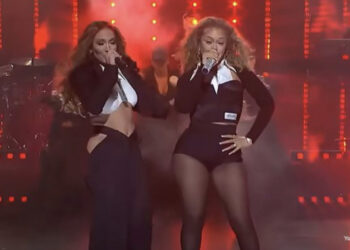 VIDEO/ Po performonte në skenë, Jennifer Lopez-it i bie një tufë flokësh nga koka 