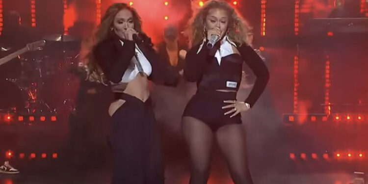 VIDEO/ Po performonte në skenë, Jennifer Lopez-it i bie një tufë flokësh nga koka 