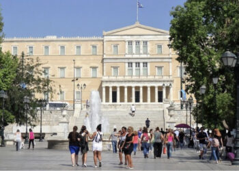 Lajm i mirë për shqiptarët! Vendi fqinj kërkon emigrantë për forcë punëtore